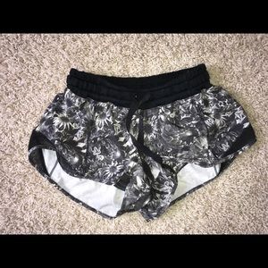 Lululemon Hotty Hot Short 2.5 w/ Tie